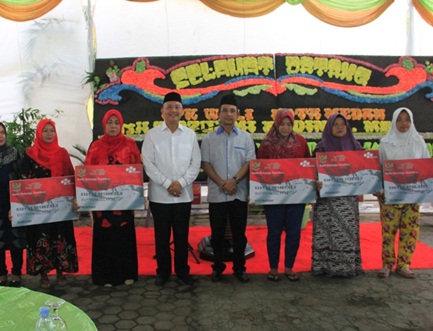 Lindungi Warga Tak Mampu, Wali Kota Serahkan 400 KKS Untuk warga Belawan