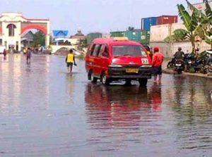 Hari Pertama Lebaran, Belawan Dilanda Banjir Rob