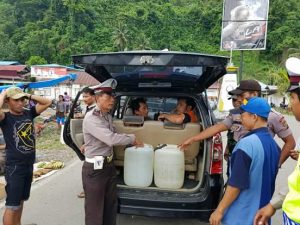 Polsek Lahusa Polres Nias Selatan Gagalkan Peredaran 30 liter Tuak Suling