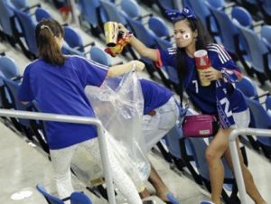 Aksi Kutip Sampah Fans Jepang Usai Laga Mendapat Pujian Dunia