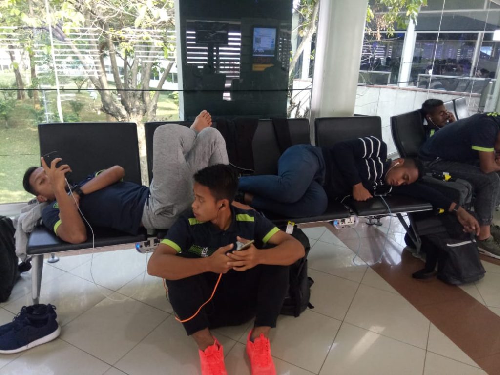 Saat Transit, Pemain PSMS Milih Tiduran Di Bandara