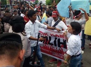Tak Bisa Memilih Karena Tak Dapat Formulir C6, Puluhan Massa Unjuk Rasa Ke Kantor KPU
