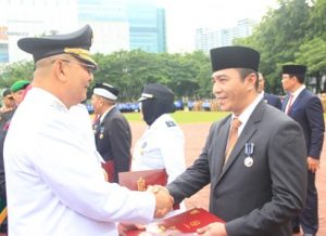 Wali Kota Serahkan Penghargaan SatyaLencana Dari Presiden Kepada 9 ASN Pemko Medan