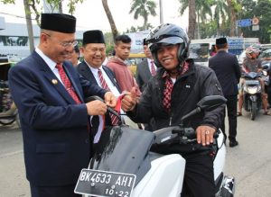 Sambut Hari Kemerdekaan, Wali Kota Medan Bagi-Bagikan Bendera di Depan TMP
