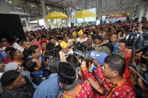 Tiba Di Medan, Ribuan Warga Sambut Gubernur Baru Sumut