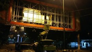 Penertiban Gencar Dilakukan, Pengusaha Advertising Mulai Bongkar Papan Reklamenya Sendiri