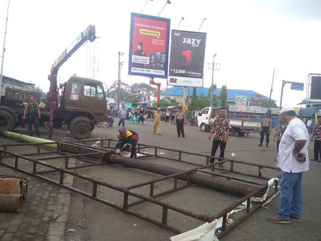 Tim Gabungan Tertibkan Belasan Papan Reklame, Kios dan Pos Polisi Di Belawan