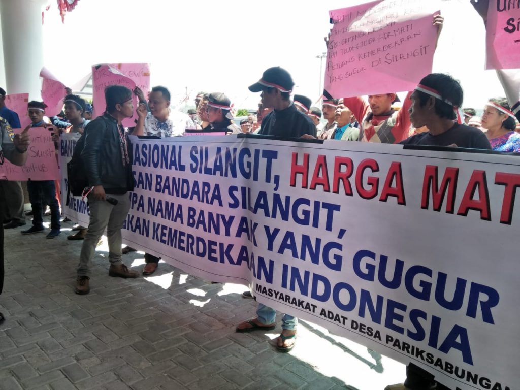 Demo Di Kantor Bupati, Warga Tolak Pergantian Nama Bandara Silangit