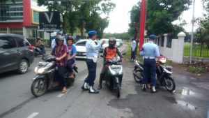 Wow! Melintasi Jalan Adi Sucipto Lanud Suwondo Diwajibkan Beli Stiker Ini