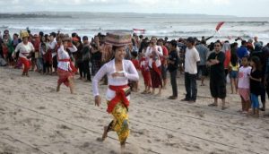 Lomba Lari Berpakaian Adat di Pesona Indonesia Synergy Run 2018
