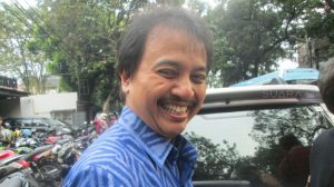Sembari Tertawa, Roy Suryo Bilang Tak Merasa Bawa Barang Negara
