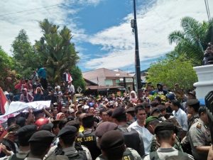 Unjuk Rasa di Depan Kantor Bupati Tapteng Memanas,Massa Teriakan Bakar !!!!