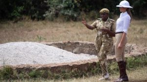 Kenakan Helm Ala Penjajah, Kedatangan  Melania Trump Di Afrika Dapat Kecaman