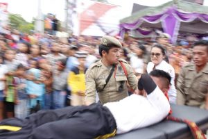 Seorang Peserta Karnaval Pesona Danau Toba Alami Kecelakaan