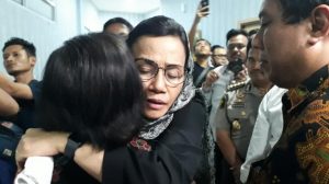 Kunjungi RS Polri, Sri Mulyani Peluk Keluarga Korban Lion Air