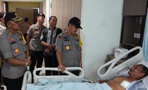 Kapoldasu Jenguk Kapolsek Parogil Yang Terkena Tikaman Saat Bertugas