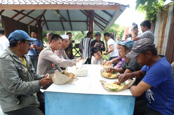 Jumat Barokah, Kapolrestabes Medan Makan Bersama Puluhan Tukang Becak