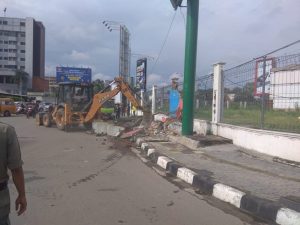 Ganggu Pengguna Jalan, Dua Bangunan Liar di Medan Barat Ditertibkan