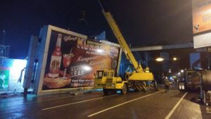 Tim Gabungan Bongkar 2 Papan Reklame & JPO di Jalan Putri Hijau