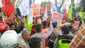 UMP Tak Sesuai, Buruh Kembali Unjuk Rasa Ke Kantor Gubsu