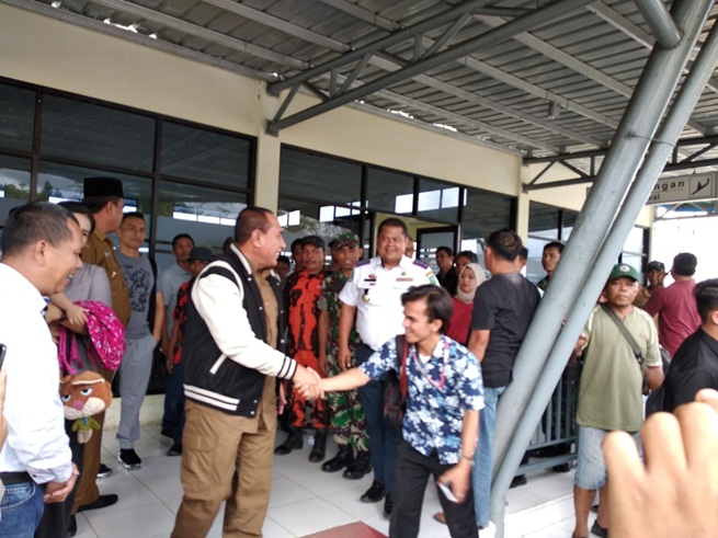 Tiba di Bandara FL. Tobing, Rombongan Gubsu Disambut Simpatisan Eramas