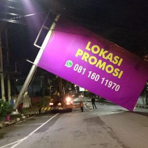 Tim Gabungan Tertibkan 9 Papan Reklame di Jalan Perintis Kemerdekaan Dan HM Yamin
