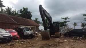 Lihat Proses Evakuasi Korban Tsunami, Warga Dihebohkan Dengan Mobil Yang Bergerak Tanpa Supir