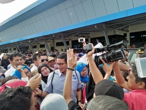 Tiba Di Bandara FL Tobing, Sandiaga Uno Disambut Teriakan Ibu-Ibu