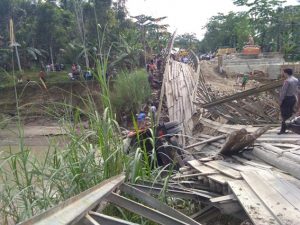 Akibat Dilintasi Truk Berat, Jembatan Penghubung Di Kabupaten Nias Ambruk