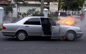 Diduga Alami Korslet, Satu Unit Sedan Terbakar di Jalan Thamrin