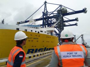 Tiga Crane Raksasa Finlandia Terpasang di Kuala Tanjung