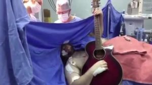 Jalani Operasi Otak, Pasien Ini Malah Bermain Gitar