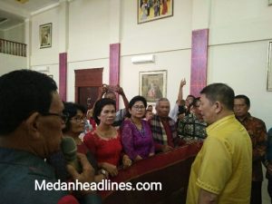Sekjen DPP Partai Hanura Di Hadiahi Ulos Batak Dari Punguan Toga Siregar Kota Sibolga