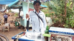 Mirip Shahrukh Khan,Tukang Cilok Ini Sering Dimintai Foto Dan Tanda Tangan