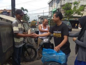 Jumat Barokah, Relawan Dadang Darmawan Bagikan Nasi Ke Masyarakat