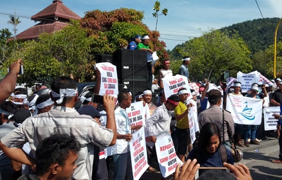 Minta Permen KP Nomor 71 Dihapus,Puluhan Nelayan Unjuk Rasa di Kantor Bupati