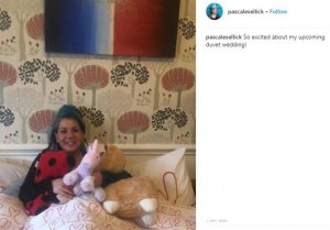 Alamak, Wanita Ini lebih Memilih Menikahi Selimutnya Sendiri