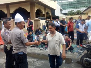 Bagi Nasi Bungkus,  Polsek Medan Timur Dapat Respon Positif dari Warga
