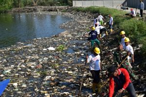 Bersihkan Sampah Di Danau Siombak, DKP Turunkan Ratusan Petugas