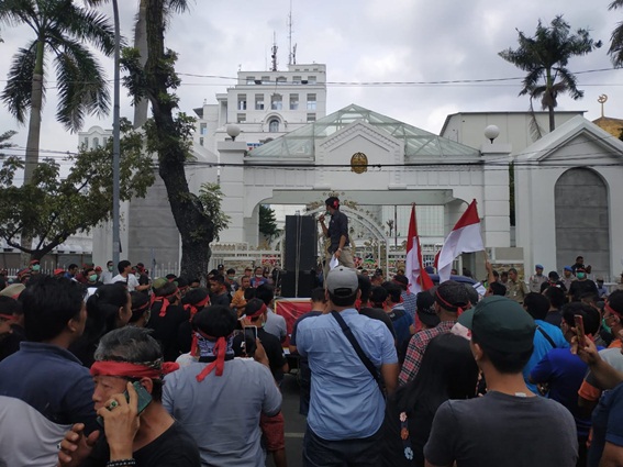 Minta PT TPI Ditutup, Ratusan Driver Online Unjuk Rasa Di Kantor Gubsu