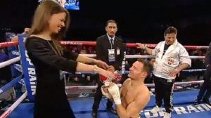 Usai Kalah TKO, Tomassone Melamar Kekasihnya Di Ring