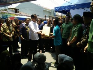 Jokowi Serahkan Bantuan Rp 1,4 Miliar Untuk Warga Korban Terdampak Bom Di Sibolga