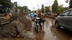 Banjir Sentani, Anggota TNI Selamatkan Bayi 6 yang Terhimpit di Kolong Rumah