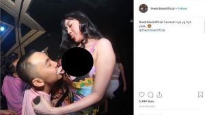 Foto Seksinya Saat Disawer Lelaki Jadi Viral, Warganet Serang Pamela Safitri