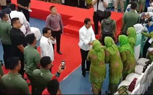 Jokowi Ungkap Permintaan Bupati Tapteng Saat Dirinya Tiba Di Bandara