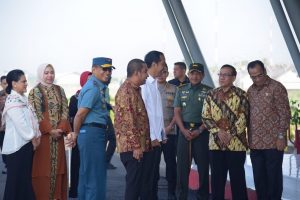 Ribuan Warga Sambut Kedatangan Jokowi Di Bandara F.L Tobing
