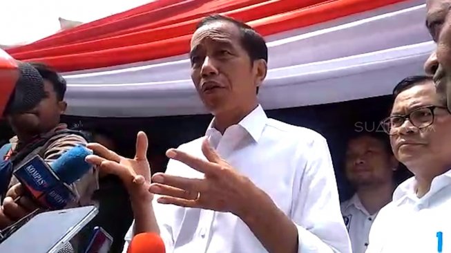 Usai Nyoblos, Jokowi dan Iriana Acungkan Jari Kelingking ke Awak Media