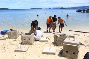 Peringatan Hari Bumi, Komantab Letakkan 9 Boks Artificial Reef di Perairan Pulau Poncan