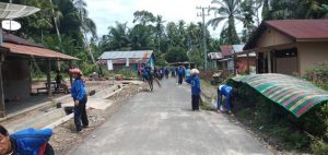 Mahasiswa Akper Tapteng Gelar Aksi Bersih-bersih Bersama Ibu Lansia