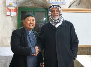 Peringati Isra’ Mikraj di Masjidil Aqso , Keluarga Besar ADLIYAH TRAVEL Serahkan Bantuan ke Warga Palestina